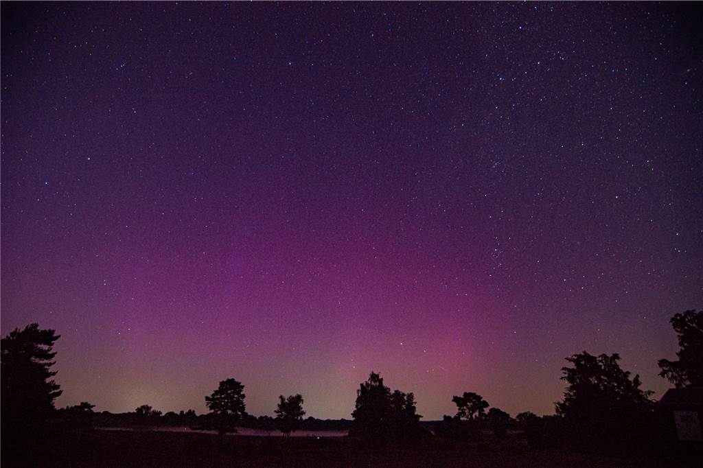 In der Nacht auf Dienstag konnte man die atemberaubende Kombination von Polarlichtern, Perseiden, der Milchstraße und Bodennebel in der Westruper Heide bestaunen. 