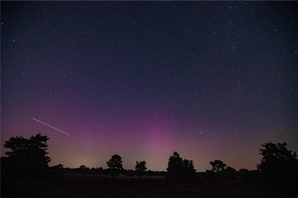 In der Nacht auf Dienstag konnte man die atemberaubende Kombination von Polarlichtern, Perseiden, der Milchstraße und Bodennebel in der Westruper Heide bestaunen. 