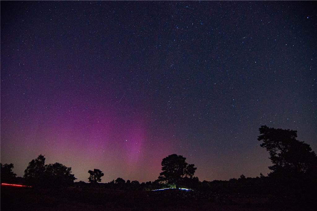 In der Nacht auf Dienstag konnte man die atemberaubende Kombination von Polarlichtern, Perseiden, der Milchstraße und Bodennebel in der Westruper Heide bestaunen. 