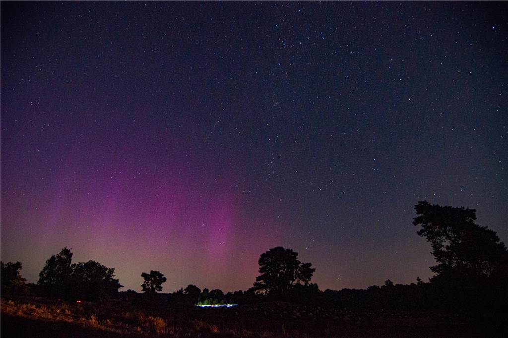 In der Nacht auf Dienstag konnte man die atemberaubende Kombination von Polarlichtern, Perseiden, der Milchstraße und Bodennebel in der Westruper Heide bestaunen. 