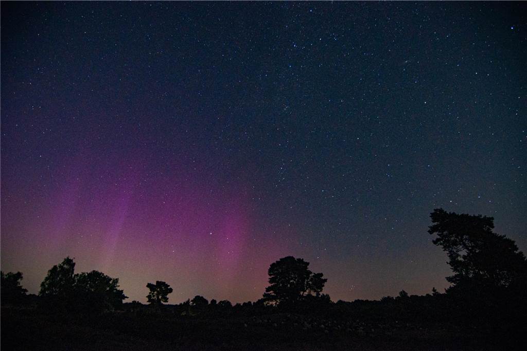In der Nacht auf Dienstag konnte man die atemberaubende Kombination von Polarlichtern, Perseiden, der Milchstraße und Bodennebel in der Westruper Heide bestaunen. 