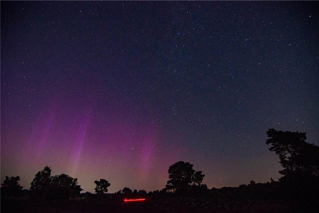 In der Nacht auf Dienstag konnte man die atemberaubende Kombination von Polarlichtern, Perseiden, der Milchstraße und Bodennebel in der Westruper Heide bestaunen. 