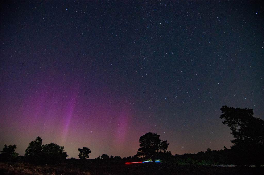 In der Nacht auf Dienstag konnte man die atemberaubende Kombination von Polarlichtern, Perseiden, der Milchstraße und Bodennebel in der Westruper Heide bestaunen. 