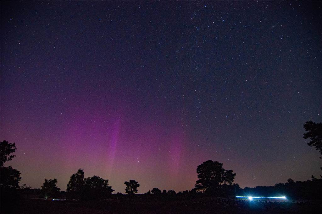 In der Nacht auf Dienstag konnte man die atemberaubende Kombination von Polarlichtern, Perseiden, der Milchstraße und Bodennebel in der Westruper Heide bestaunen. 