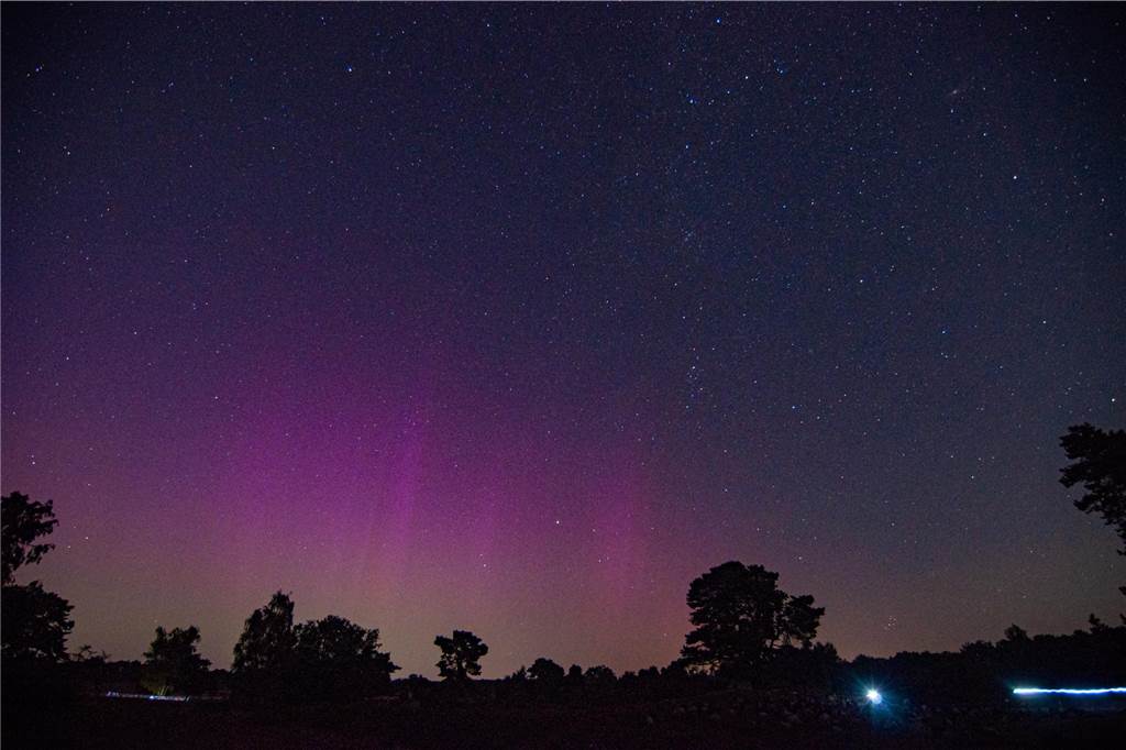In der Nacht auf Dienstag konnte man die atemberaubende Kombination von Polarlichtern, Perseiden, der Milchstraße und Bodennebel in der Westruper Heide bestaunen. 