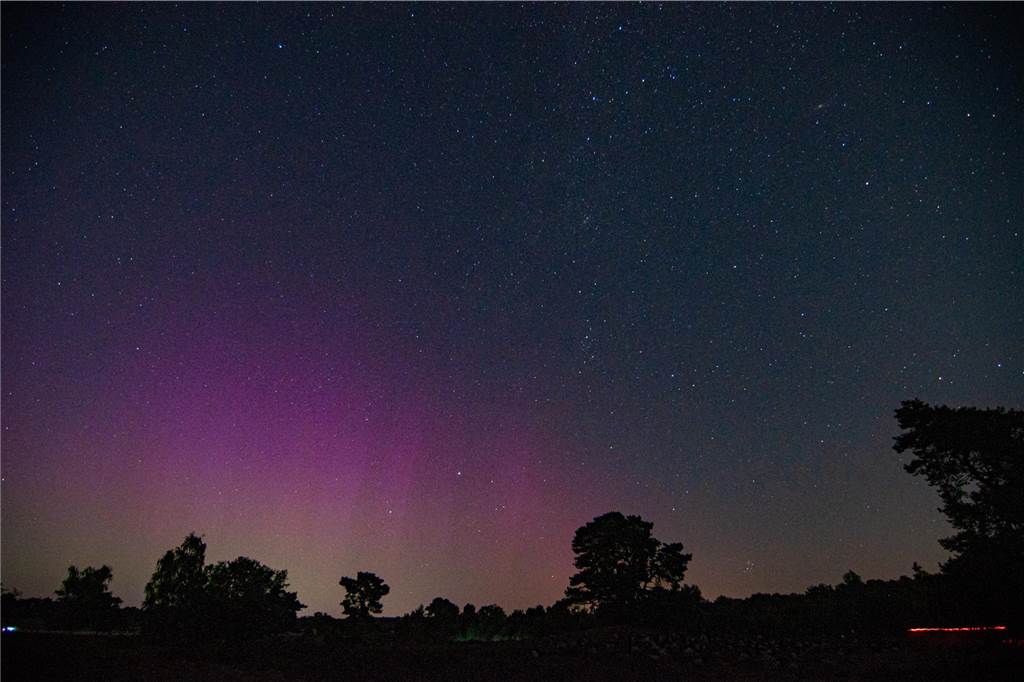 In der Nacht auf Dienstag konnte man die atemberaubende Kombination von Polarlichtern, Perseiden, der Milchstraße und Bodennebel in der Westruper Heide bestaunen. 