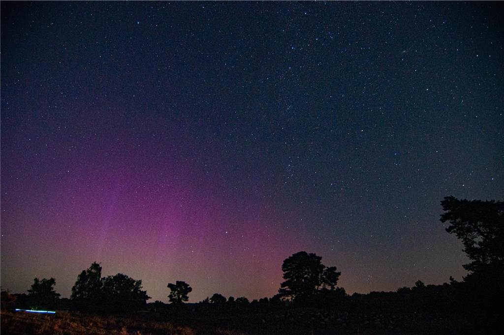 In der Nacht auf Dienstag konnte man die atemberaubende Kombination von Polarlichtern, Perseiden, der Milchstraße und Bodennebel in der Westruper Heide bestaunen. 