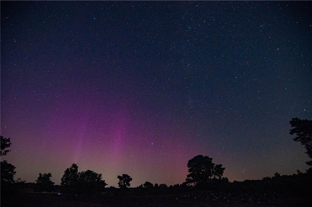In der Nacht auf Dienstag konnte man die atemberaubende Kombination von Polarlichtern, Perseiden, der Milchstraße und Bodennebel in der Westruper Heide bestaunen. 