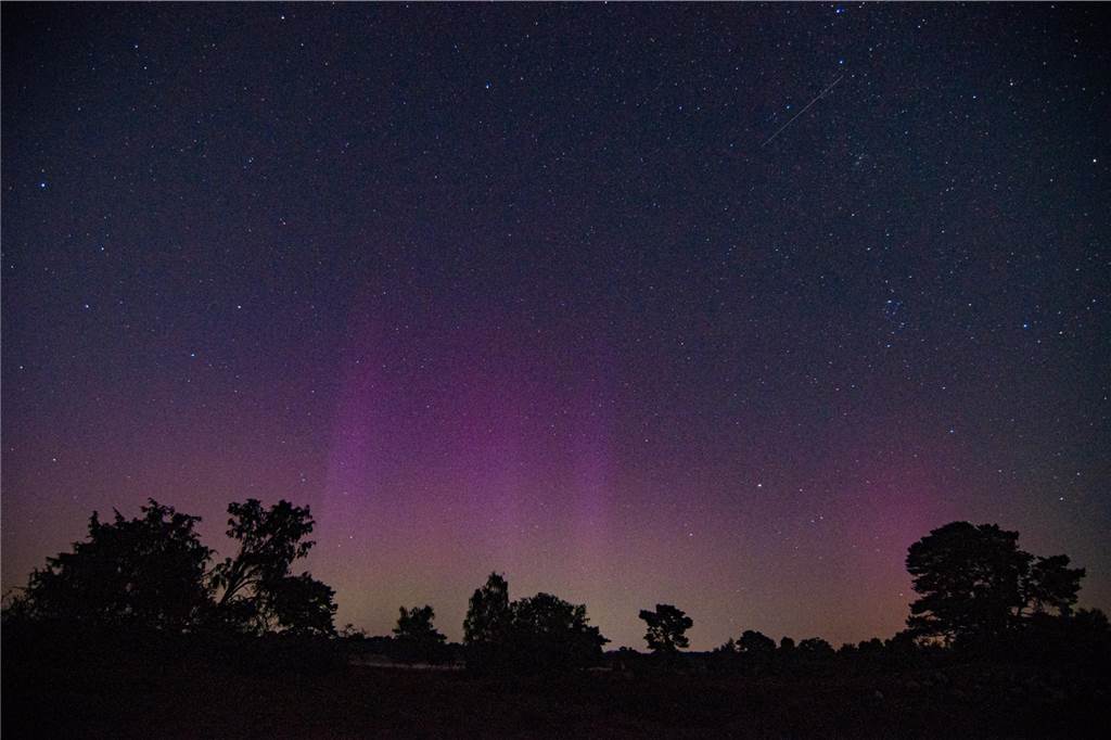 In der Nacht auf Dienstag konnte man die atemberaubende Kombination von Polarlichtern, Perseiden, der Milchstraße und Bodennebel in der Westruper Heide bestaunen. 