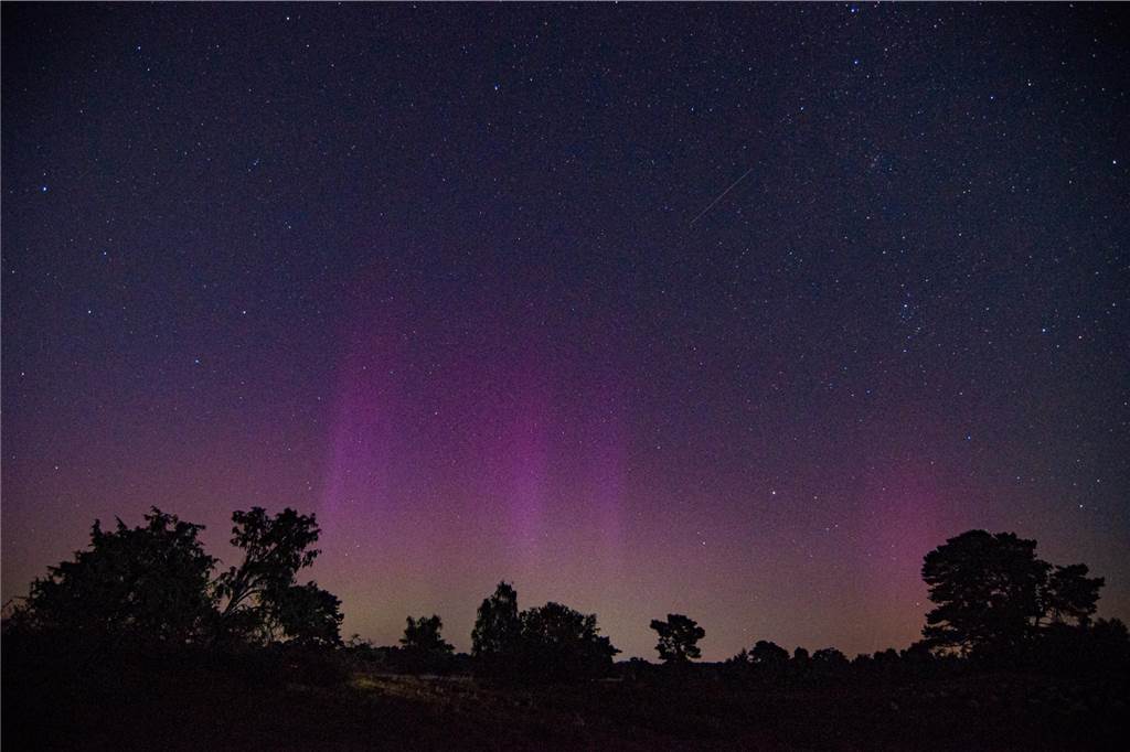 In der Nacht auf Dienstag konnte man die atemberaubende Kombination von Polarlichtern, Perseiden, der Milchstraße und Bodennebel in der Westruper Heide bestaunen. 