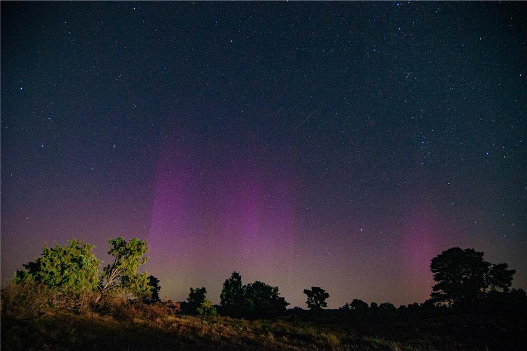 In der Nacht auf Dienstag konnte man die atemberaubende Kombination von Polarlichtern, Perseiden, der Milchstraße und Bodennebel in der Westruper Heide bestaunen. 