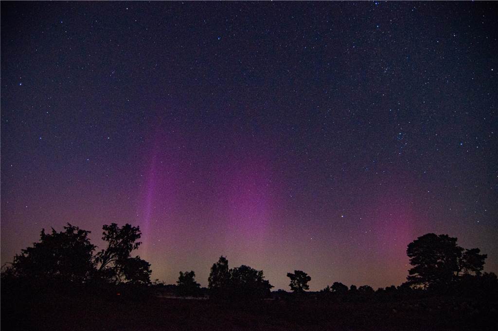 In der Nacht auf Dienstag konnte man die atemberaubende Kombination von Polarlichtern, Perseiden, der Milchstraße und Bodennebel in der Westruper Heide bestaunen. 