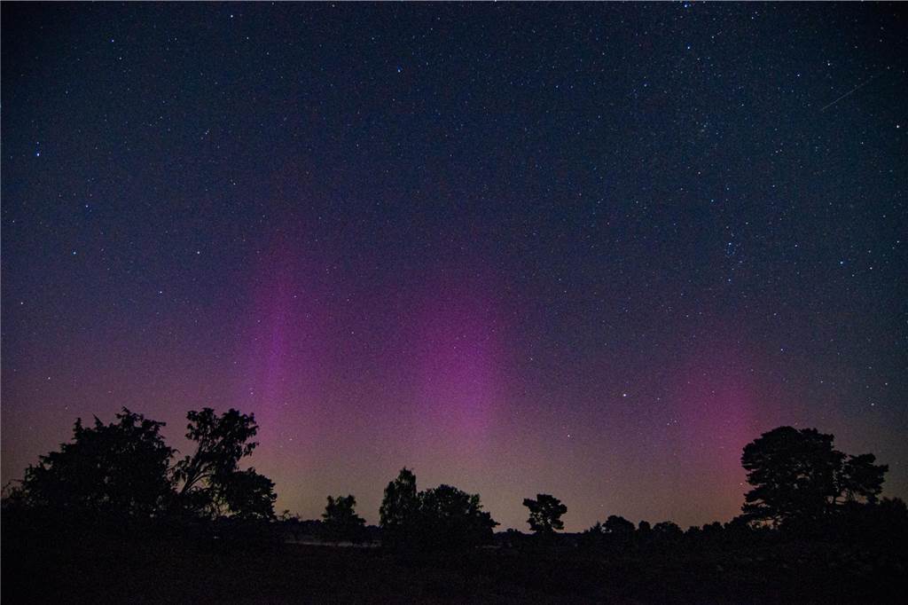 In der Nacht auf Dienstag konnte man die atemberaubende Kombination von Polarlichtern, Perseiden, der Milchstraße und Bodennebel in der Westruper Heide bestaunen. 