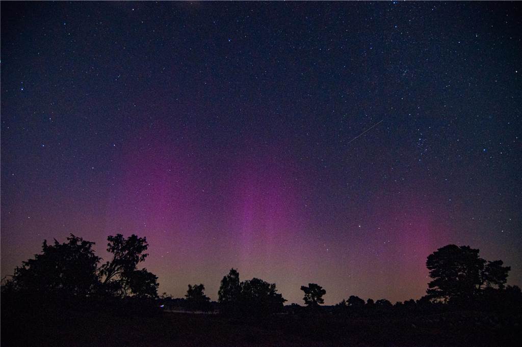 In der Nacht auf Dienstag konnte man die atemberaubende Kombination von Polarlichtern, Perseiden, der Milchstraße und Bodennebel in der Westruper Heide bestaunen. 