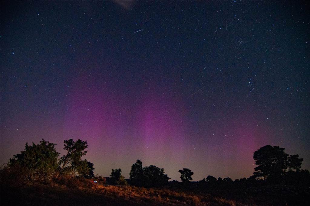 In der Nacht auf Dienstag konnte man die atemberaubende Kombination von Polarlichtern, Perseiden, der Milchstraße und Bodennebel in der Westruper Heide bestaunen. 