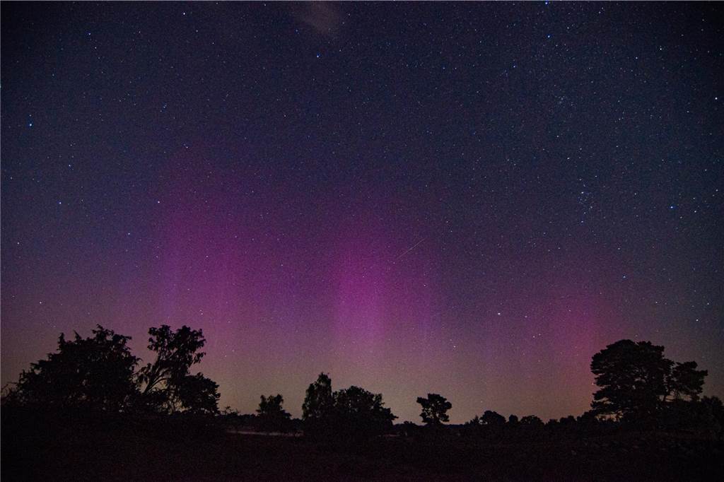 In der Nacht auf Dienstag konnte man die atemberaubende Kombination von Polarlichtern, Perseiden, der Milchstraße und Bodennebel in der Westruper Heide bestaunen. 