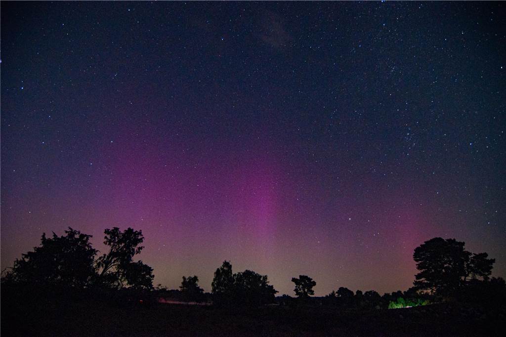 In der Nacht auf Dienstag konnte man die atemberaubende Kombination von Polarlichtern, Perseiden, der Milchstraße und Bodennebel in der Westruper Heide bestaunen. 