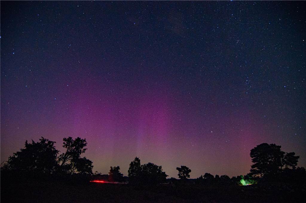 In der Nacht auf Dienstag konnte man die atemberaubende Kombination von Polarlichtern, Perseiden, der Milchstraße und Bodennebel in der Westruper Heide bestaunen. 