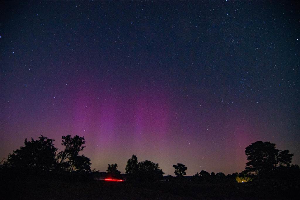 In der Nacht auf Dienstag konnte man die atemberaubende Kombination von Polarlichtern, Perseiden, der Milchstraße und Bodennebel in der Westruper Heide bestaunen. 