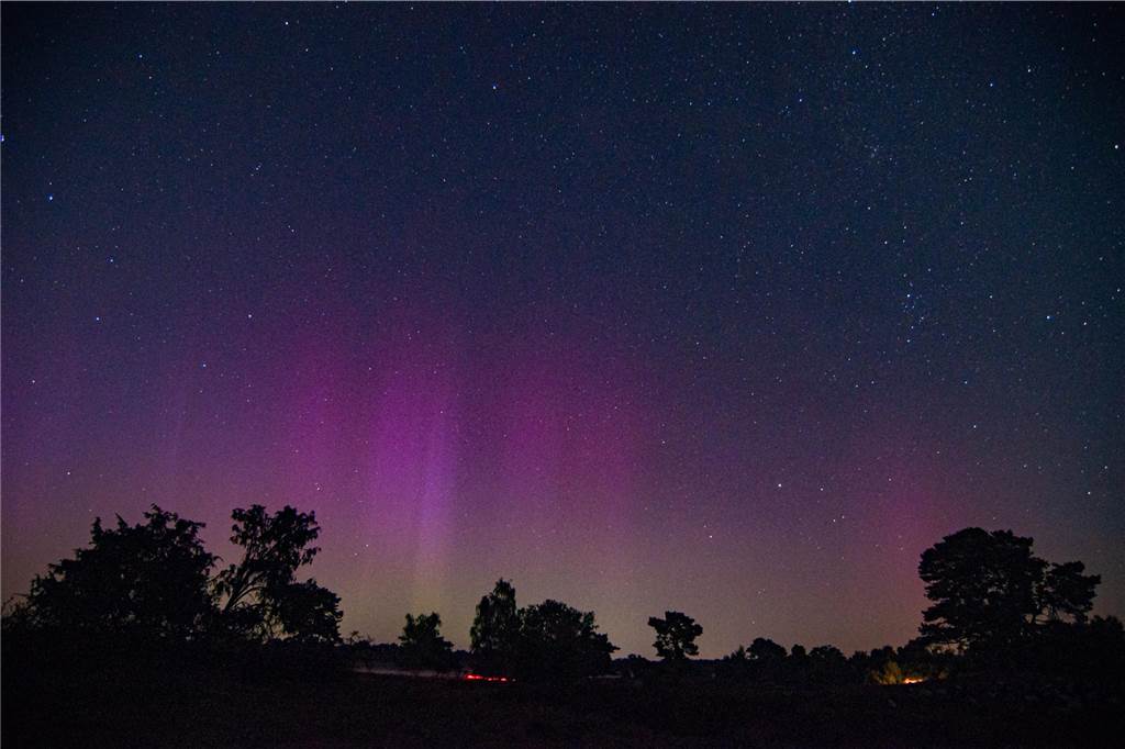 In der Nacht auf Dienstag konnte man die atemberaubende Kombination von Polarlichtern, Perseiden, der Milchstraße und Bodennebel in der Westruper Heide bestaunen. 
