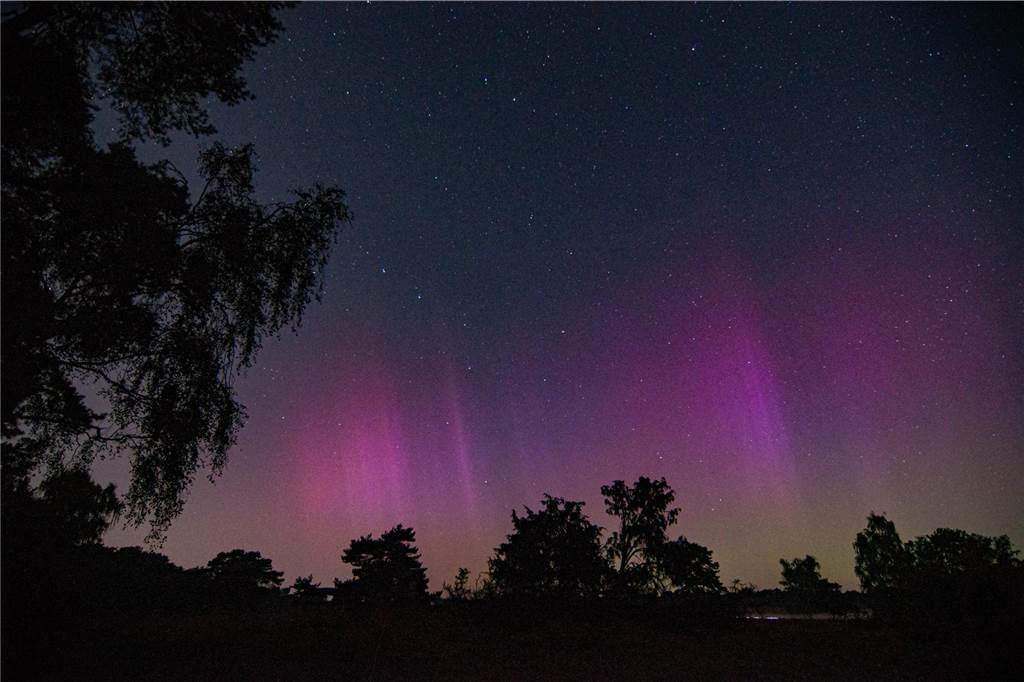 In der Nacht auf Dienstag konnte man die atemberaubende Kombination von Polarlichtern, Perseiden, der Milchstraße und Bodennebel in der Westruper Heide bestaunen. 