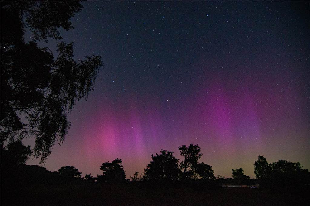 In der Nacht auf Dienstag konnte man die atemberaubende Kombination von Polarlichtern, Perseiden, der Milchstraße und Bodennebel in der Westruper Heide bestaunen. 