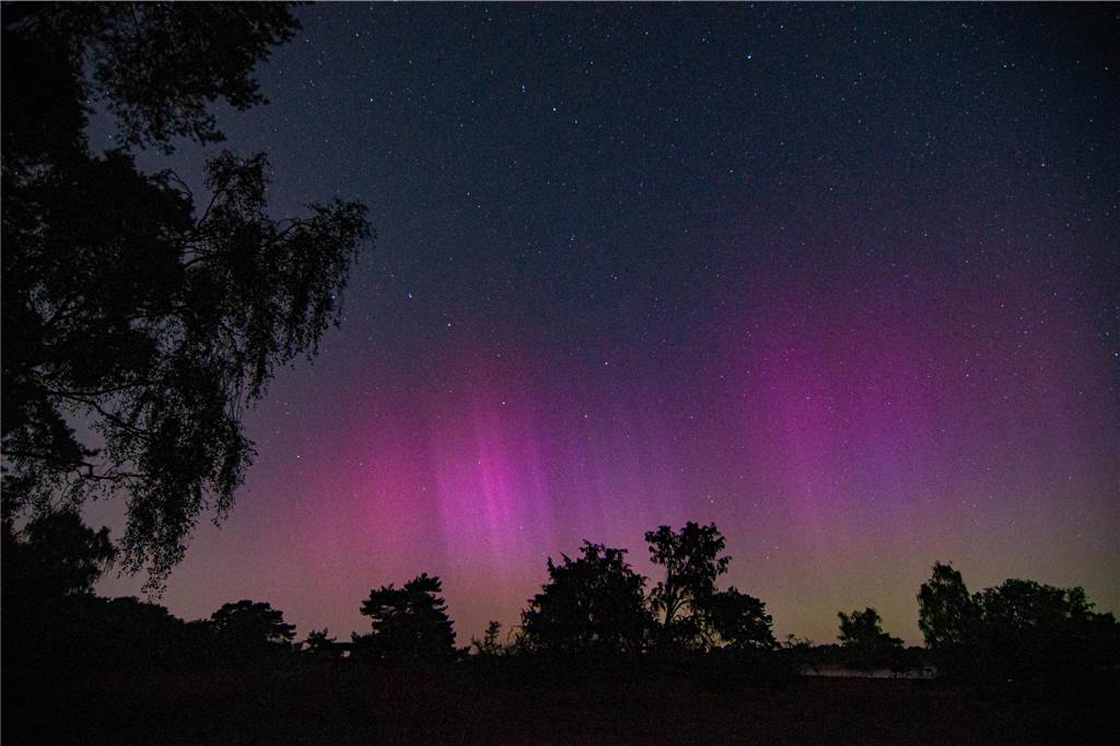In der Nacht auf Dienstag konnte man die atemberaubende Kombination von Polarlichtern, Perseiden, der Milchstraße und Bodennebel in der Westruper Heide bestaunen. 