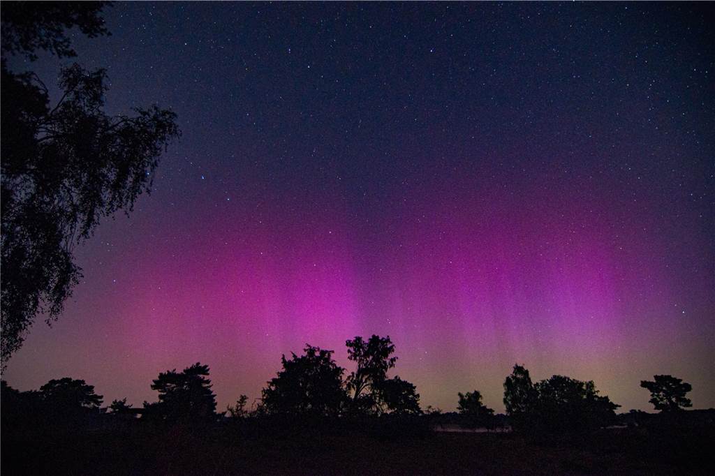 In der Nacht auf Dienstag konnte man die atemberaubende Kombination von Polarlichtern, Perseiden, der Milchstraße und Bodennebel in der Westruper Heide bestaunen. 