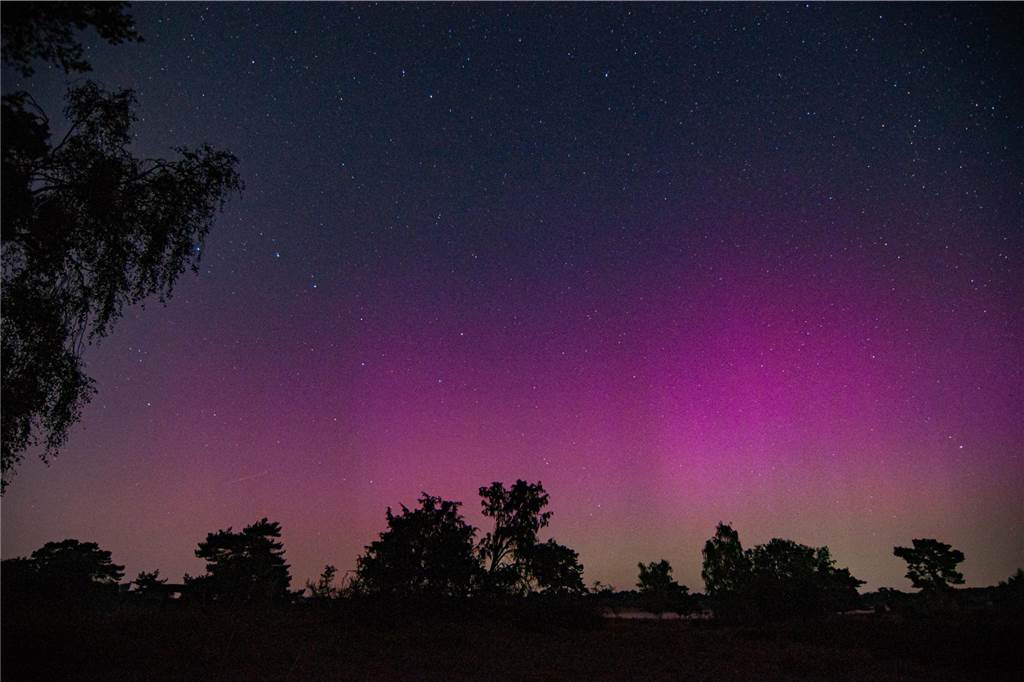 In der Nacht auf Dienstag konnte man die atemberaubende Kombination von Polarlichtern, Perseiden, der Milchstraße und Bodennebel in der Westruper Heide bestaunen. 