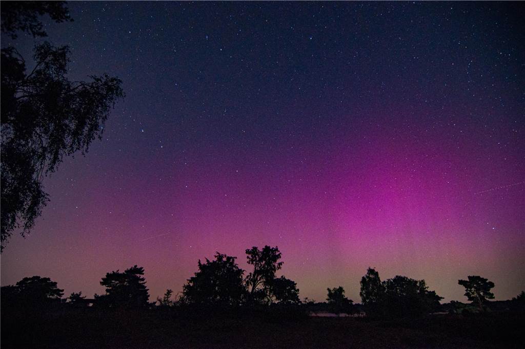 In der Nacht auf Dienstag konnte man die atemberaubende Kombination von Polarlichtern, Perseiden, der Milchstraße und Bodennebel in der Westruper Heide bestaunen. 