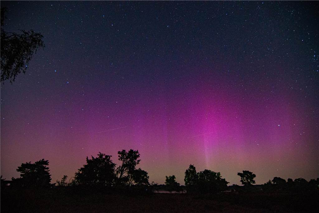 In der Nacht auf Dienstag konnte man die atemberaubende Kombination von Polarlichtern, Perseiden, der Milchstraße und Bodennebel in der Westruper Heide bestaunen. 
