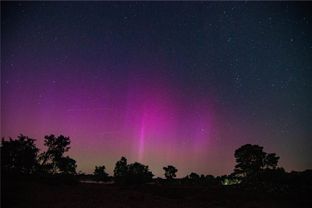 In der Nacht auf Dienstag konnte man die atemberaubende Kombination von Polarlichtern, Perseiden, der Milchstraße und Bodennebel in der Westruper Heide bestaunen. 