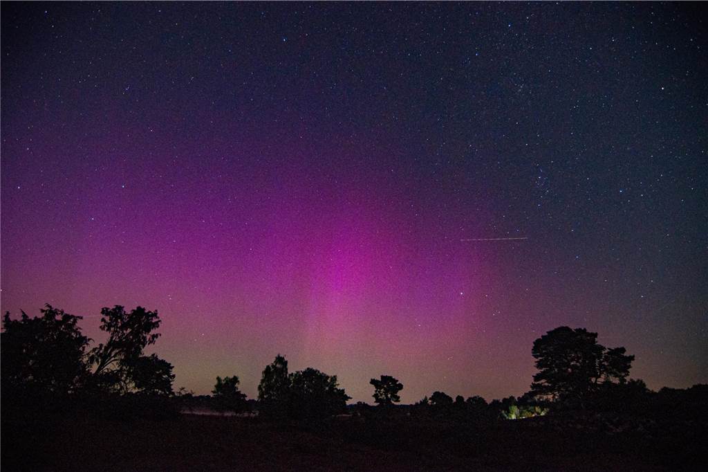 In der Nacht auf Dienstag konnte man die atemberaubende Kombination von Polarlichtern, Perseiden, der Milchstraße und Bodennebel in der Westruper Heide bestaunen. 