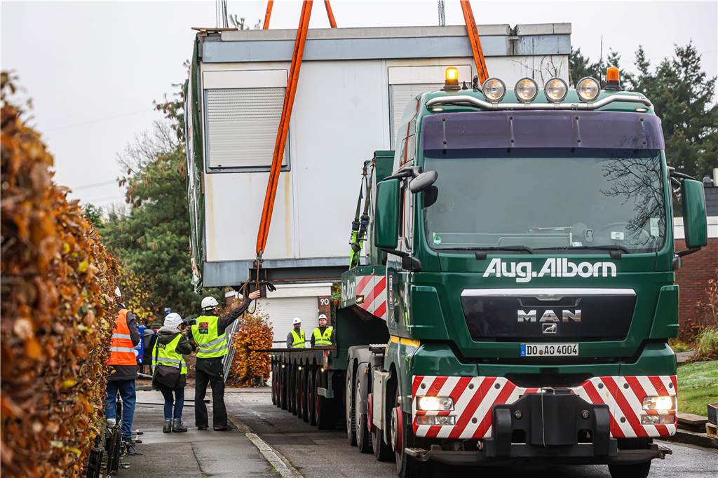 Ein Haus fliegt durch die Luft: Hoesch-Stahlhaus geht auf die Reise In der Nacht läuft der Schwertransport mit der überbreiten Last durch Dortmund.