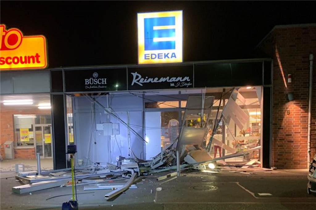 Video: Geldautomat gesprengt – unter den Trümmern liegen noch Scheine In der Nacht lagen die Trümmerteile noch vor dem Eingang des Edekas. Mit den Aufräumarbeiten konnte erst begonnen werden, als die Polizei die Spurensicherung abgeschlossen hatte.