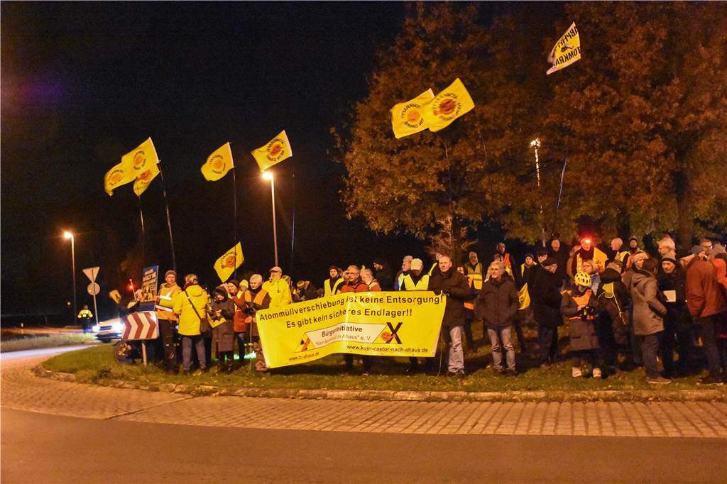 In der Nacht zu Mittwoch ist ein zweiter Castor-Test-Transport in Ahaus angekommen – unter massivem Polizeischutz. Die Ahauser Bürgerinitiative "Kein Atommüll für Ahaus" erkennt daran das hohe Gefahrenpotenzial und hatte zu einer Demo aufgerufen, zu der am Dienstagabend 150 Menschen gekommen waren.