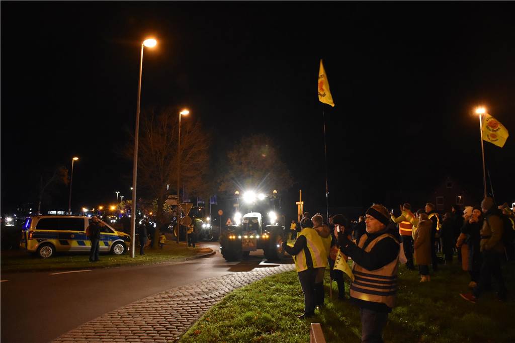 In der Nacht zu Mittwoch ist ein zweiter Castor-Test-Transport in Ahaus angekommen – unter massivem Polizeischutz. Die Ahauser Bürgerinitiative "Kein Atommüll für Ahaus" erkennt daran das hohe Gefahrenpotenzial und hatte zu einer Demo aufgerufen, zu der am Dienstagabend 150 Menschen gekommen waren.