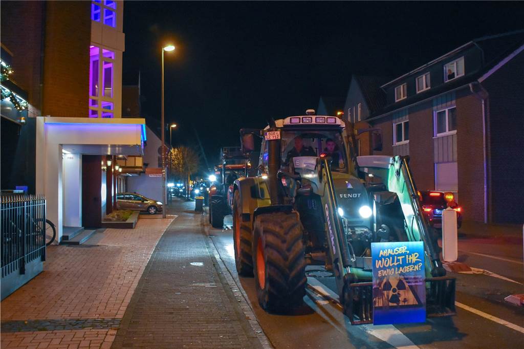In der Nacht zu Mittwoch ist ein zweiter Castor-Test-Transport in Ahaus angekommen – unter massivem Polizeischutz. Die Ahauser Bürgerinitiative "Kein Atommüll für Ahaus" erkennt daran das hohe Gefahrenpotenzial und hatte zu einer Demo aufgerufen, zu der am Dienstagabend 150 Menschen gekommen waren.
