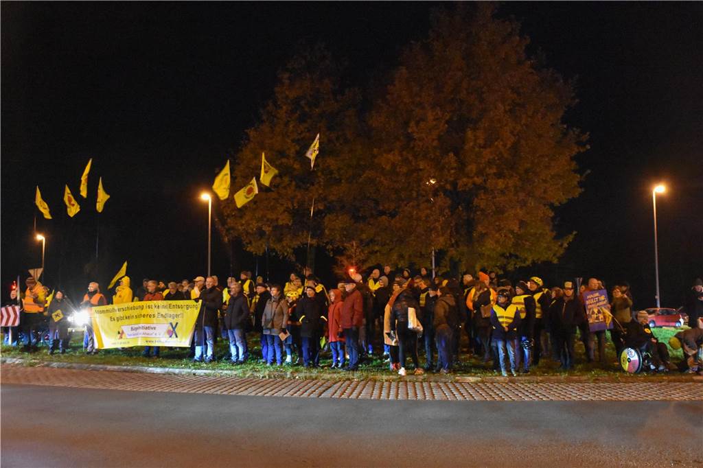 In der Nacht zu Mittwoch ist ein zweiter Castor-Test-Transport in Ahaus angekommen – unter massivem Polizeischutz. Die Ahauser Bürgerinitiative "Kein Atommüll für Ahaus" erkennt daran das hohe Gefahrenpotenzial und hatte zu einer Demo aufgerufen, zu der am Dienstagabend 150 Menschen gekommen waren.