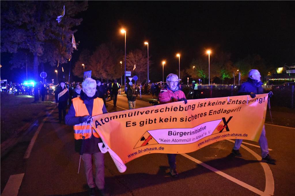 In der Nacht zu Mittwoch ist ein zweiter Castor-Test-Transport in Ahaus angekommen – unter massivem Polizeischutz. Die Ahauser Bürgerinitiative "Kein Atommüll für Ahaus" erkennt daran das hohe Gefahrenpotenzial und hatte zu einer Demo aufgerufen, zu der am Dienstagabend 150 Menschen gekommen waren.