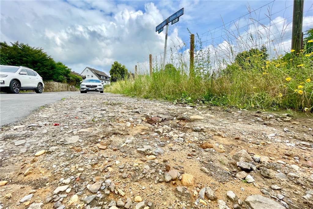 Wassermassen und Feuerwehreinsätze: Straßen in Aplerbeck überschwemmt In der Nacht zu Mittwoch ist hier der Gully übergelaufen. Am Tag danach ist von dem Wasser nichts mehr zu sehen.