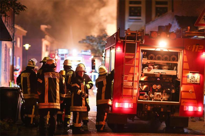 In der Nacht zu Montag gab es in Selm ein Feuer in der Ludgerischule. Die Feuerwehr rückte aus und arbeitete in der Nacht mehrere Stunden.