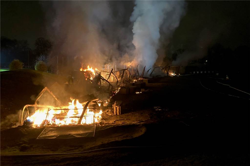 Viele Fotos vom Golfplatz-Großbrand: Anlage fast vollständig abgebrannt In der Nacht zu Samstag (10.12.) hat es an der Golfanlage "Golfrange" in Dortmund-Wambel gebrannt.