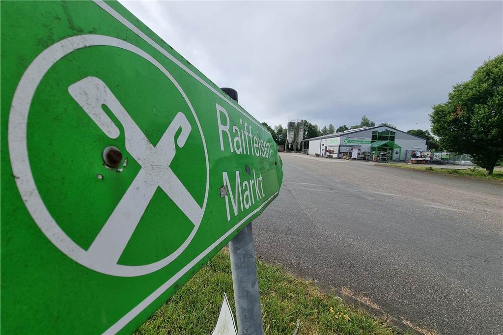 Doppel-Einbruch: Täter nehmen Konfrontation ohne Skrupel in Kauf Schild des Heeker Raiffeisenmarktes