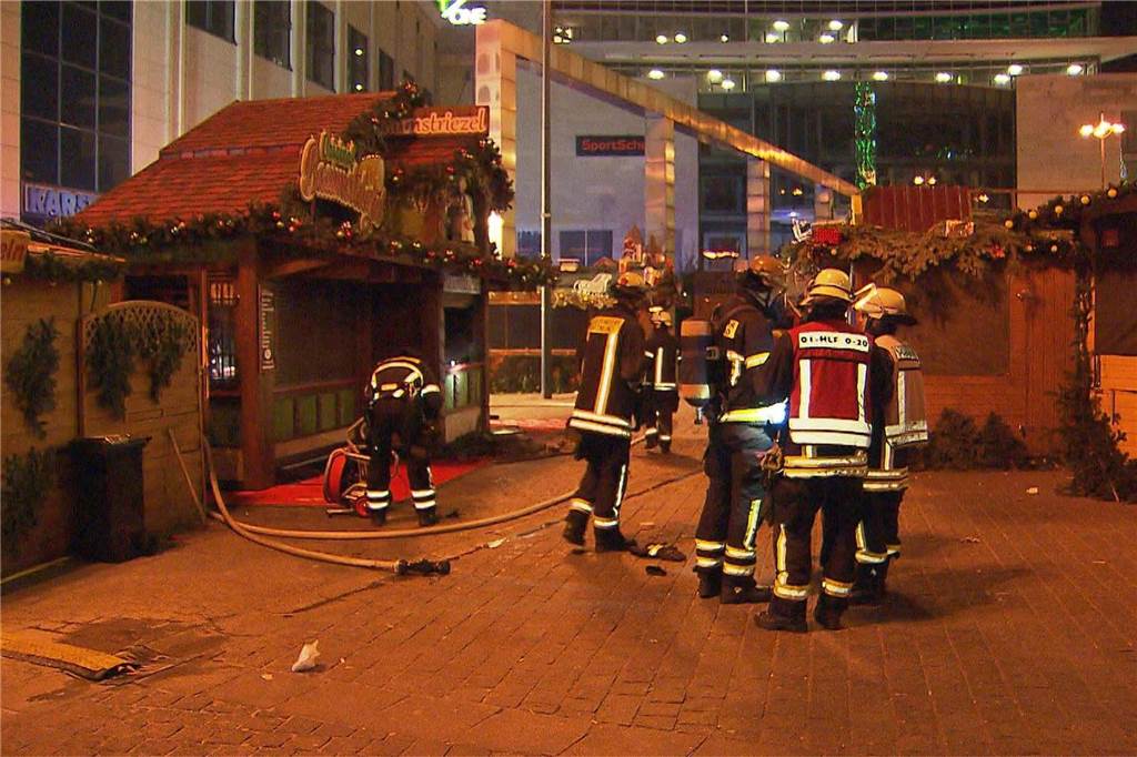 Brand in Weihnachtsmarkt-Bude - Betreiber Lukas Hoster: „Wir hatten Glück“ In der Nacht zu Sonntag (3.12.) gab es einen Feuerwehreinsatz an der Baumstriezel-Weihnachtsmarktbude auf dem Hansaplatz.