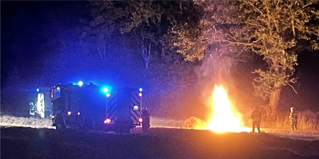 Große Trockenheit: Mehrere Brände in Dorsten, Anwohner halfen der Feuerwehr Feuer auf einem Stoppelfeld in Wulfen