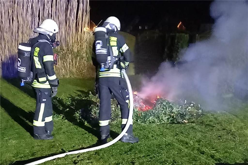 Einsatzreiches Wochenende für Feuerwehr Stadtlohn Feuerwehrleute löschen Grünabfälle
