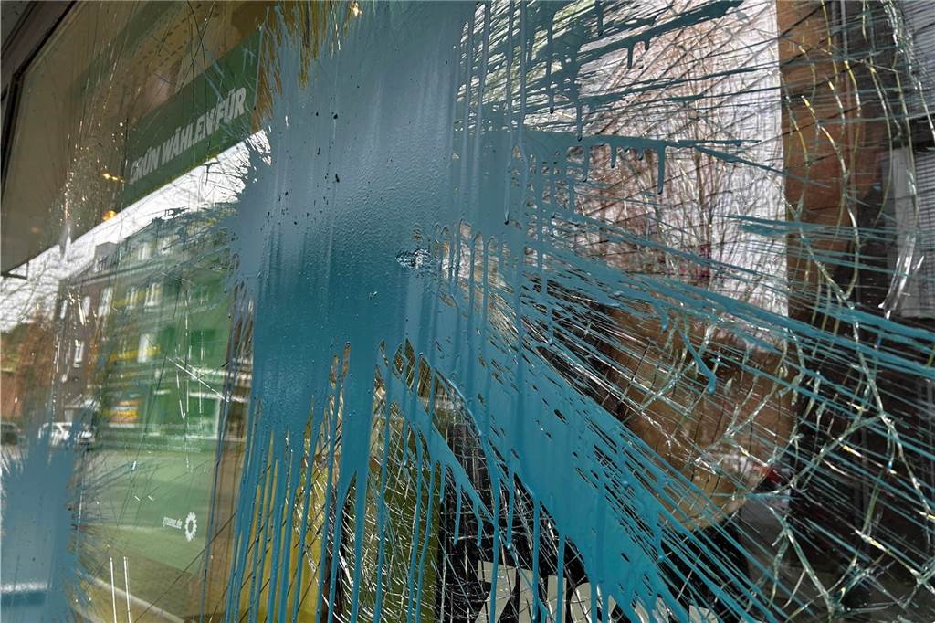 Staatsschutz ermittelt: Zeugensuche nach Angriff auf Grünen-Büro Ein mit Farbe beschmiertes und beschädigtes Fenster an einem Gebäude.