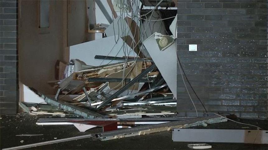 Und wieder ging ein Geldautomat in die Luft In der Nacht zum Freitag wurde dieser Geldautomat der Sparkassen-Filiale in Wesel gesprengt.