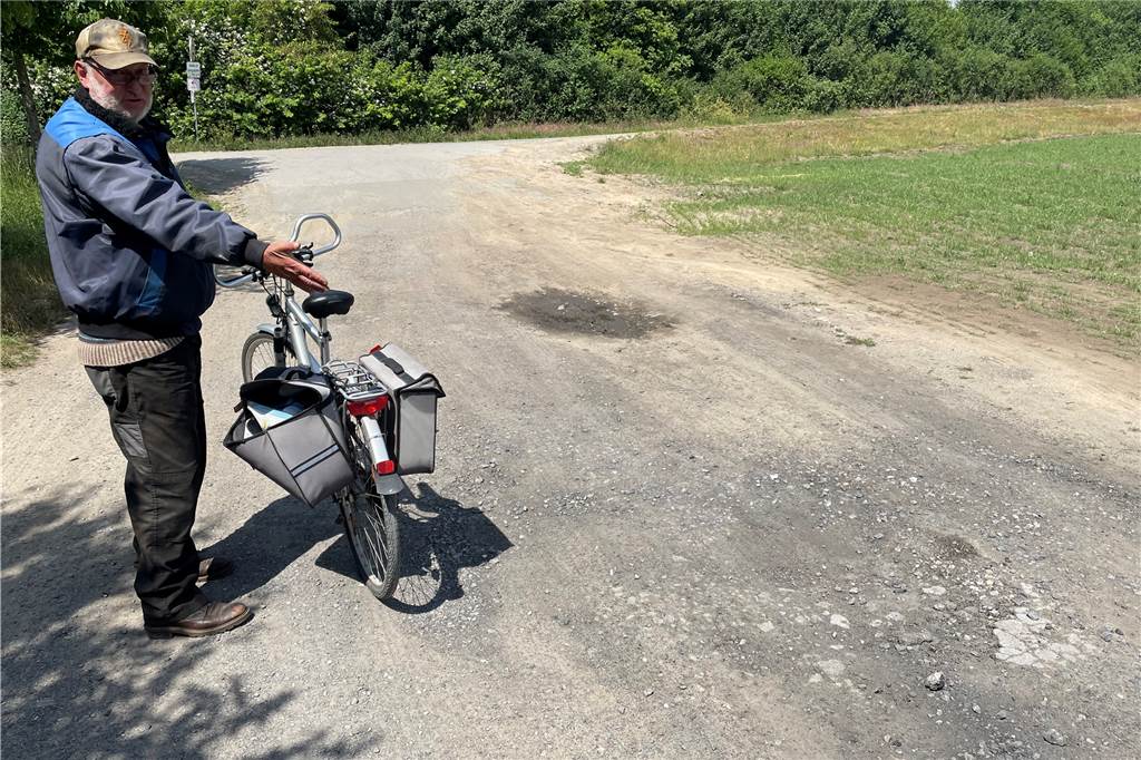 Udo Schafmann ärgert sich über Schlaglöcher an der Stever in Haltern In der Nähe der asphaltierten Straße sind die Schäden an der Fahrbahn besonders tief.